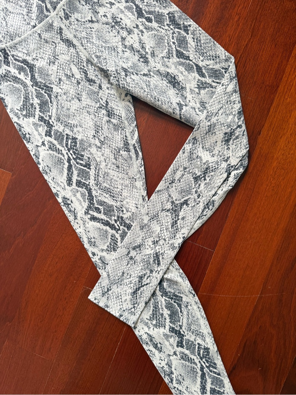 ALO Yoga Snake-Print High-Waist Leggings and Sports Bra in Gray - Picture 4 of 9